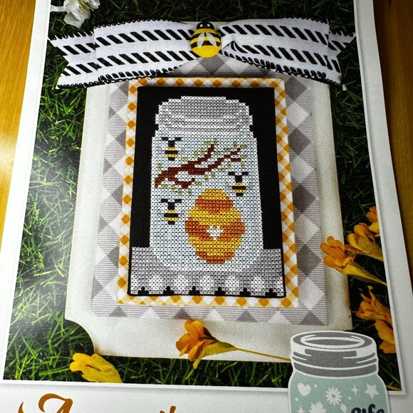 August Beehive Shelf Life Cross Stitch Pattern Kit NEW Its Sew Emma Monthly Jar - Picture 2 of 3